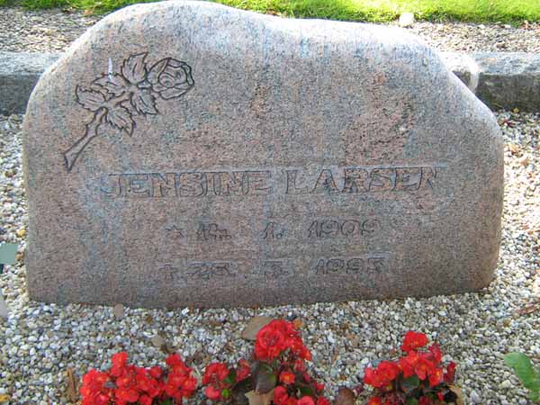 Billede af gravsten på Lyngs Kirkegård