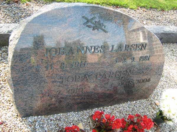 Billede af gravsten på Lyngs Kirkegård