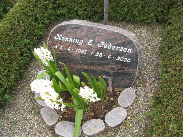 Billede af gravsten på Skyum Kirkegård