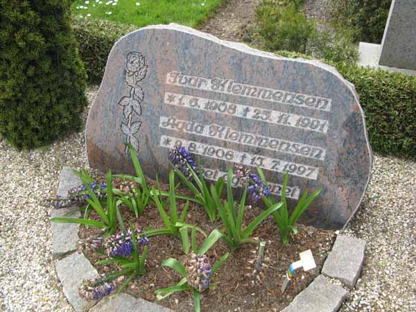 Billede af gravsten på Skyum Kirkegård